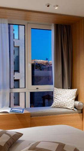 Acropolis View By Ermou, Athen
