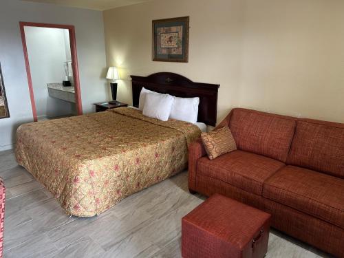 Howards Inn Motel - image 2