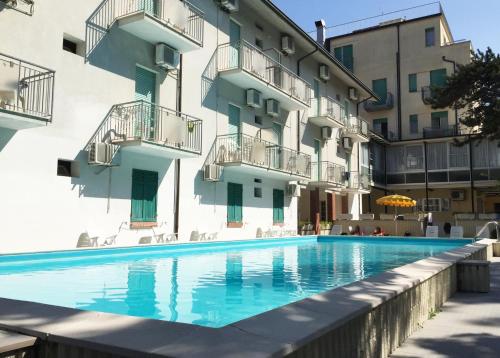 B&B Promenade Hotel Simple con Piscina 2