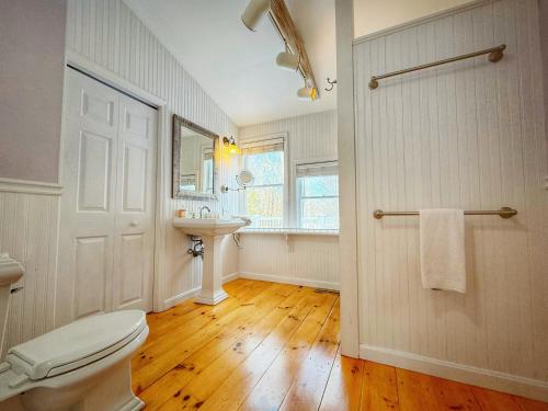Barnstable Breeze with Seasonal Pool and Hotub Barnstable Breeze with Seasonal Pool and Hotub