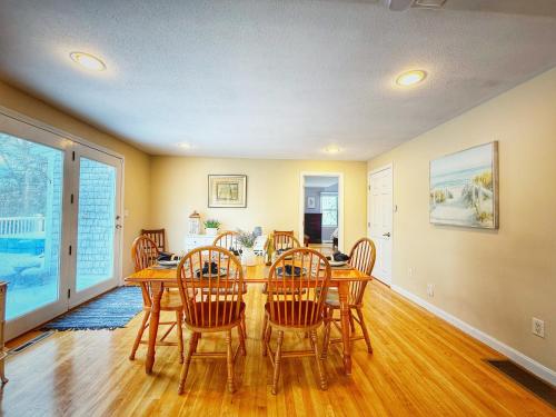 Barnstable Breeze with Seasonal Pool and Hotub Barnstable Breeze with Seasonal Pool and Hotub