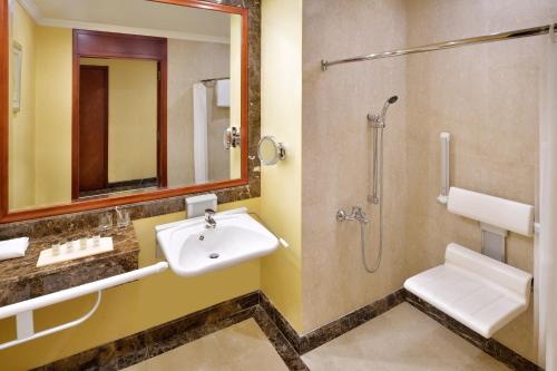 Classic Room, Guest room, 1 King, City view, Low floor image 6