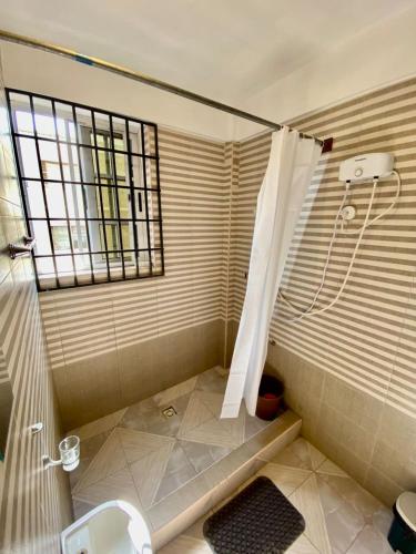 دش, Eden Lodge in Cape Coast