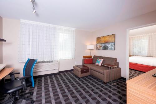 1 queen bed, 1 sofa bed