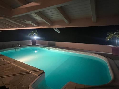 La Villa Mussanda avec piscine in Baie-Mahault