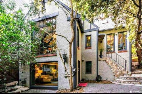 Historic house, surrounded by nature with a hot tub – khách sạn tại Mission