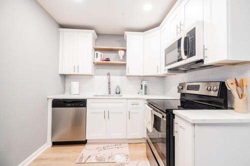 Kitchen, Atlanta Zoo Free Driveway Parking Fenced Side Yard 1B1B in Grant Park