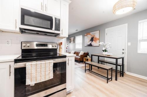 Atlanta Zoo Free Driveway Parking Fenced Side Yard 1B1B in Grant Park