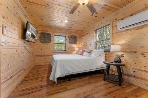 Cabin 1 - Peaceful Cabin Near River with Fire Pit and Hot Tub, Jasper (foto 5)