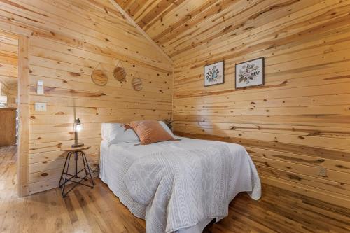 Cabin 1 - Peaceful Cabin Near River with Fire Pit and Hot Tub, Jasper (foto 7)