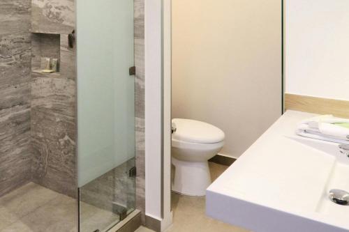 Standard Double Room with Two Double Beds image 1