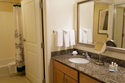 Residence Inn by Marriott Harrisburg Carlisle - 화장실