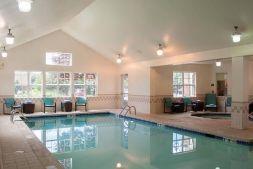 Residence Inn by Marriott Harrisburg Carlisle - 수영장