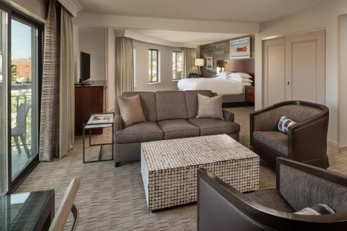 1 king bed, 1 sofa bed
