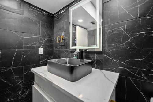 Modern Comfort Retreat with King Bed & Free Park near Menil Gyűjtemény