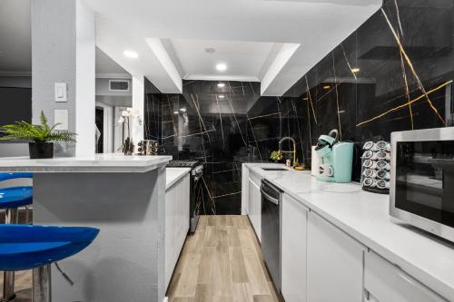 Modern Comfort Retreat with King Bed & Free Park near Menil Gyűjtemény