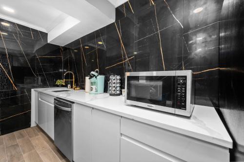 Modern Comfort Retreat with King Bed & Free Park near Menil Gyűjtemény