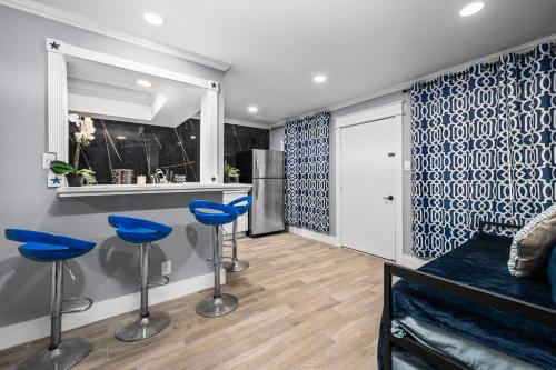 Modern Comfort Retreat with King Bed & Free Park near Menil Gyűjtemény