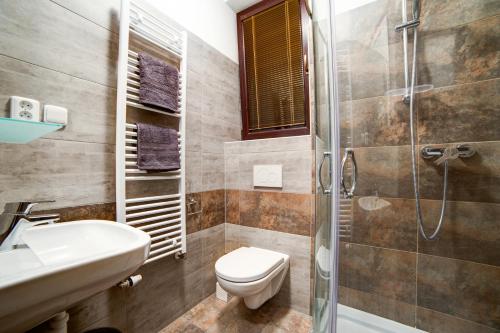 Twin Room image 4