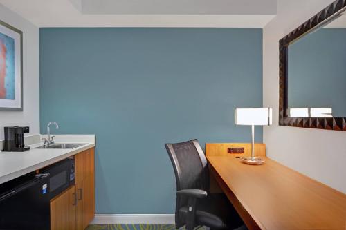 King Suite with Sofa Bed image 4