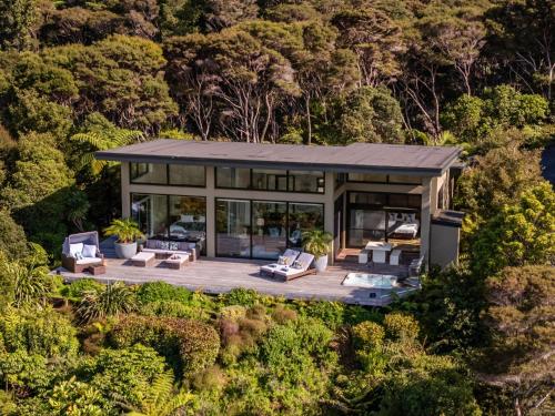 KAURI HILL ESTATE Luxe Mountain Retreat in Vangaroa