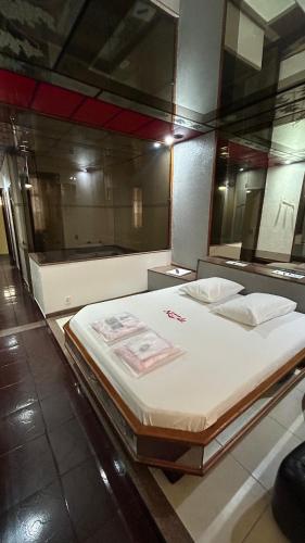 Suite with Hot Tub image 6