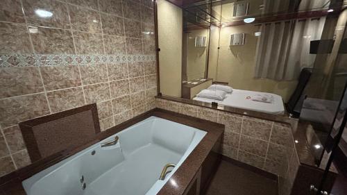 Suite with Hot Tub image 4