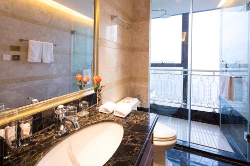 Suning Auraya Service Apartment Nanjing The 5-star Suning Auraya Service Apartment Nanjing offers comfort and convenience whether youre on business or holiday in Nanjing. Offering a variety of facilities and services, the property provides