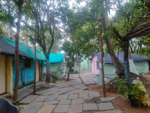 GOLDENGARDEN COTTAGES in هامبي
