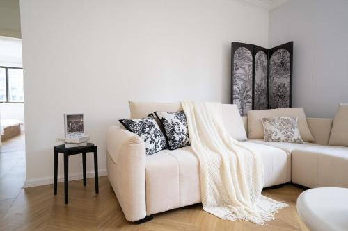 Nanjing West Road elevator two-bedroom, three-bed apartment close to the subway, Шанхай (фото 8)