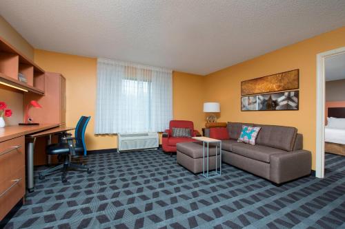 1 Bedroom Suite, 1 King, Sofa bed