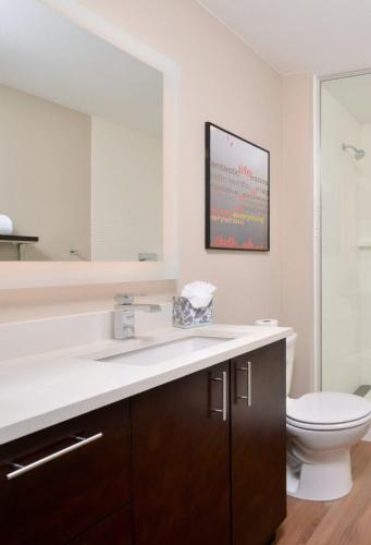 Studio with Two Queen Beds and Roll-In Shower - Mobility Accessible