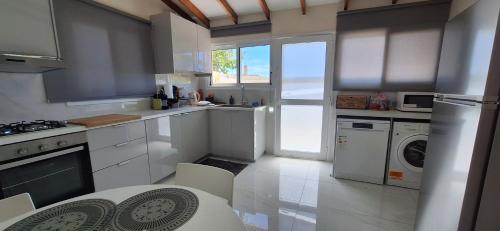 virtuve, Lydia's Sea View - 2 bed House in Episkopi (Limassol)