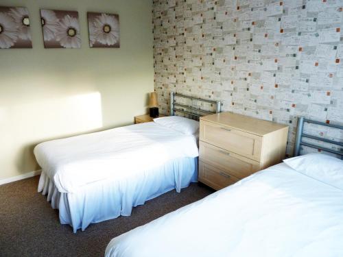 1 double bed, 2 twin beds