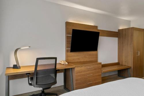 Holiday Inn Express Hotel & Suites Marion an IHG Hotel - image 5