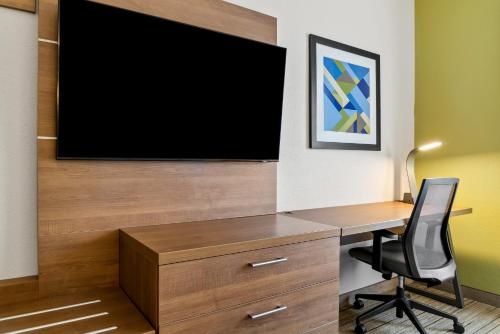 Holiday Inn Express Hotel & Suites Marion an IHG Hotel - image 3