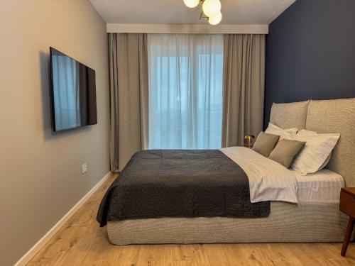 Cozy Cityscape Bluewood Modern & Cozy premium Apt - image 3
