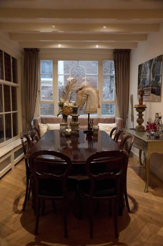 One-Bedroom Apartment image 6