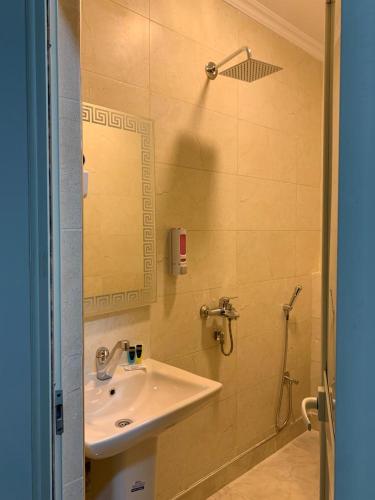 Single Room with Shared Bathroom image 2