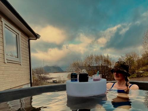 อ่างแช่น้ำร้อน, Familyfriendly-modern, in the fishingtown Stamsund, with Sauna and Jacuzzi in สตัมซุนด์