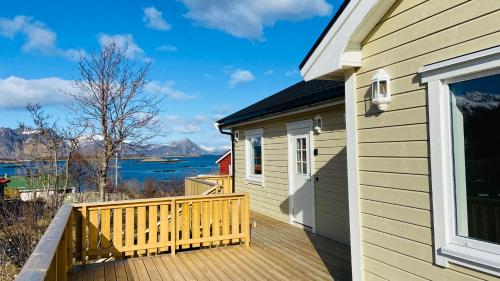 ระเบียง/ชานเรือน, Familyfriendly-modern, in the fishingtown Stamsund, with Sauna and Jacuzzi in สตัมซุนด์