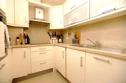 Modern Two Bed Apartment with Parking, Dublin (zdjęcie 9)
