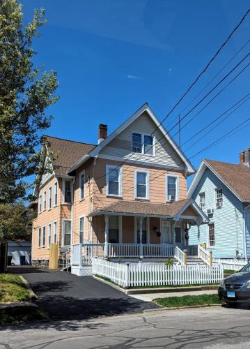 Newly Renovated 5BR 2BA Haven with Amenities in Bridgeport, USA