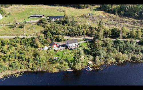 Idyllic Lake House - 4 rooms & 2 Glamping Tents Available, Porsgrunn
