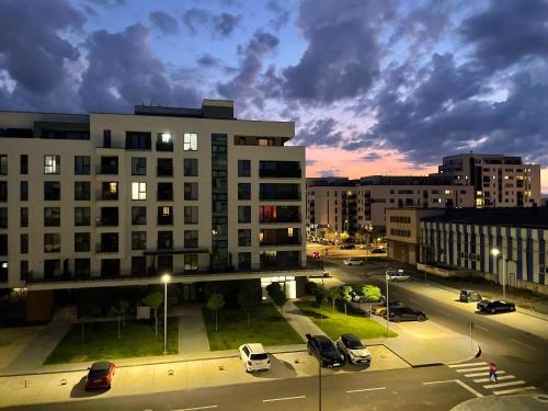 Cozy Cityscape Oasis Stylish & Cozy Apt Private Parking - image 3