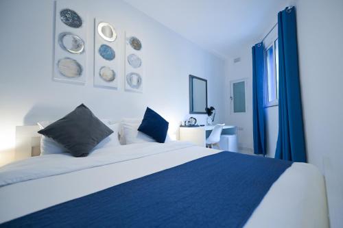 Double Room with Traditional Maltese Balcony Side Sea View image 10
