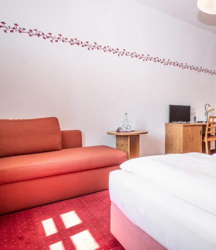 1 twin bed, 1 sofa bed