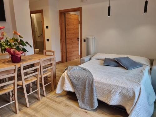 2 bedrooms, 6 beds