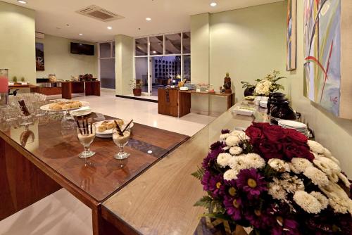 Restaurant, Whiz Hotel Malioboro Yogyakarta near Museum Sono Budoyo