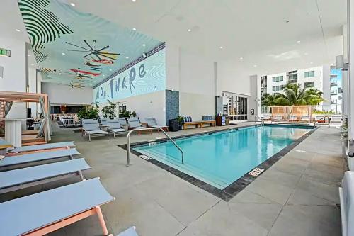 Explore Miamis Heat - Huge 1 bed POOL & GYM in Miami, USA